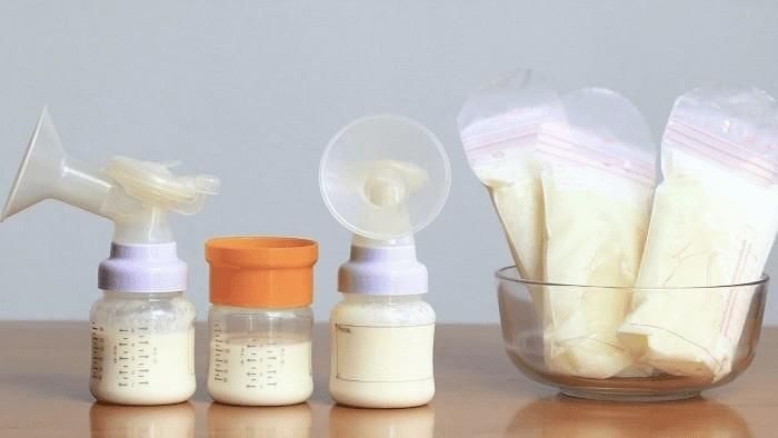 Sữa mẹ nếu hâm lại trong lò vi sóng có thể khiến độ nóng phân bổ không đều và tiềm ẩn nguy cơ trẻ bị bỏng khi uống. Ảnh minh họa