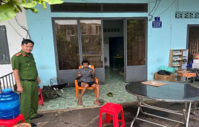 Công an đưa ông T. về nhà an toàn. Ảnh: CA.