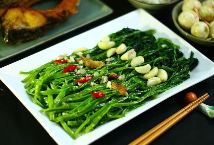 Rau muống xào tỏi là món ăn quen thuộc nhưng không phải ai cũng nên ăn thường xuyên. Ảnh minh họa