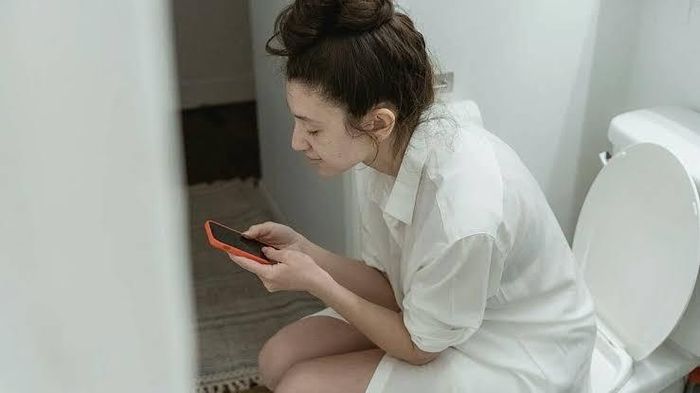 Ngồi lâu và rặn mạnh có thể làm tăng áp lực vùng hậu môn. Ảnh minh họa