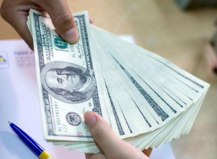 Ngày 17/8, đô la Mỹ (USD) được niêm yết giá mua chuyển khoản 25.950,00 đồng và bán ra 26.330,00 đồng. (Ảnh minh họa).