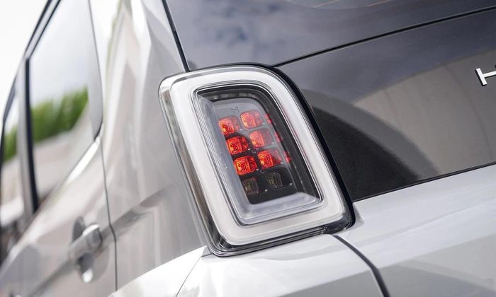 Cụm đèn hậu LED với dải LED định vị bao quanh đèn phanh hình chữ D.(Ảnh: AutoLifeThailand