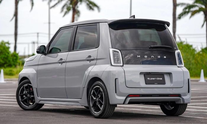 Thiết kế của Super One gợi nhớ đến mẫu City Turbo II thập niên 80, với vè bánh xe loe rộng tạo dáng vẻ bề thế, kết hợp cùng bộ vành 15 inch thể thao. Ảnh: AutoLifeThailand