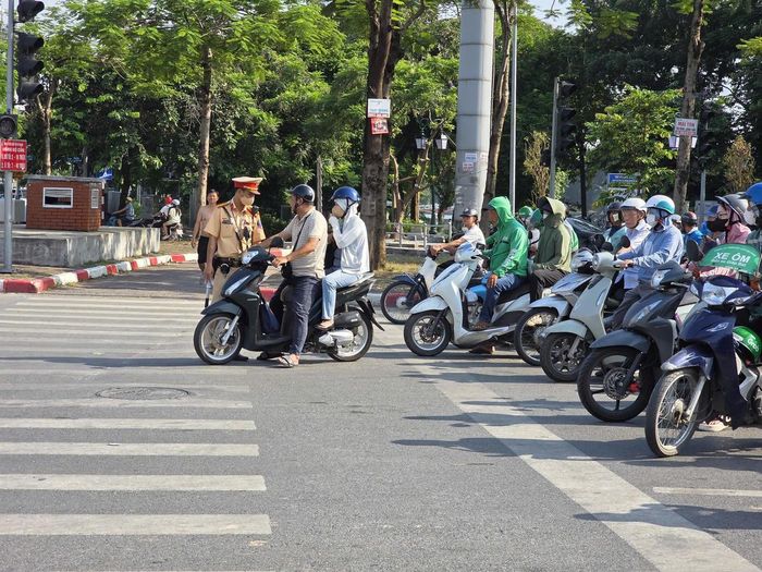 Trường hợp dừng xe trên phần đường dành cho người đi bộ sai quy định.