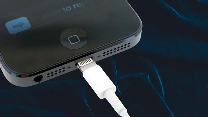 Cáp sạc điện thoại liên tục bị lỏng có thể do bám bụi bẩn chưa được vệ sinh