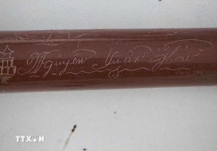 Chiếc bút máy khắc tên “Nguyễn Xuân Hải” ở Nghĩa trang Liệt sĩ Ngọc Hồi (Quảng Ngãi)