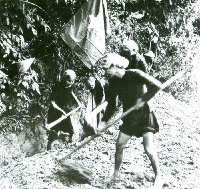 Các mẹ, các chị cùng du kích Củ Chi đào chiến hào lập vành đai diệt Mỹ (năm 1966)