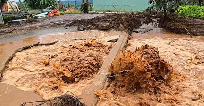 Giếng khoan của ông Đàm Xuân Hòa không ngừng phun khí và nước.