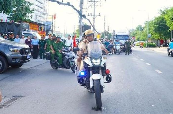Công an phường Tân Thới Hiệp và xã Xuân Thới Sơn ra quân thiết lập ANTT
