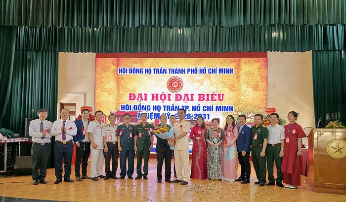 Trung tướng, PGS.TS Trần Đình Nhã, Chủ tịch Hội đồng họ Trần Việt Nam, tặng hoa chúc mừng Ban lãnh đạo Hội đồng họ Trần TPHCM nhiệm kỳ 2026 - 2031
