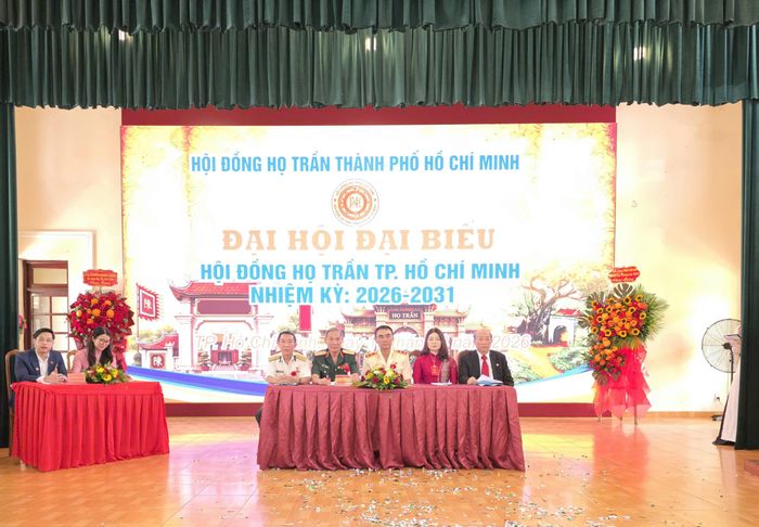 Đoàn Chủ tịch và Thư ký Đại hội