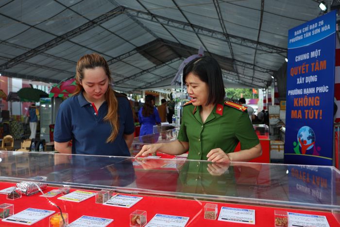 Cán bộ Công an phường trực tiếp tuyên truyền và giải thích tác hại của các loại ma tuý cho người dân đến tham quan 