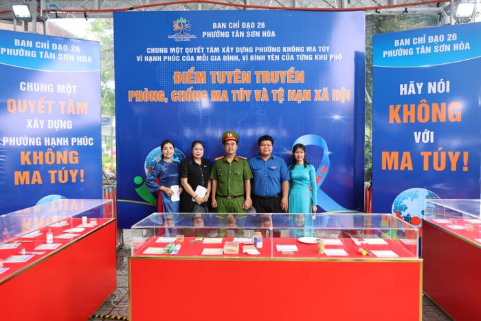 Gian trưng bày, tuyên truyền phòng, chống tác hại của ma tuý và tệ nạn xã hội của P.Tân Sơn Hoà đã thu hút được sự quan tâm của người dân 
