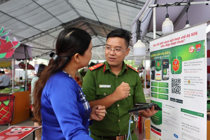 CAP.Tân Sơn Hoà hướng dẫn người dân cài đặt ứng dụng SOS An ninh trật tự 