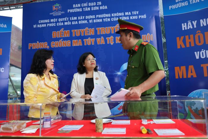 Bà Trương Lê Mỹ Ngọc, Bí thư Đảng uỷ, Chủ tịch Hội đồng Nhân dân P.Tân Sơn Hoà (áo vàng) và Thượng tá Trần Trung Hiếu, Trưởng CAP.Tân Sơn Hoà tham gia tuyên truyền, vận động người dân và doanh nghiệp trên địa bàn hưởng ứng mục tiêu xây dựng P.Tân Sơn Hoà đến năm 2030 trở thành phường không ma tuý 