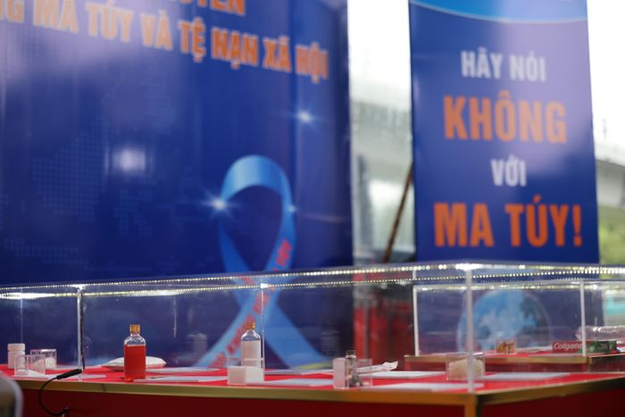 Không gian trưng bày các loại ma tuý kiểu mới, được nguỵ trang dưới vỏ bọc của các loại nước giải khát 