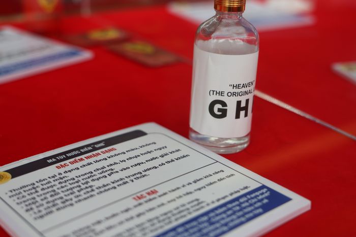Đây là loại ma tuý có tên gọi "nước biển" (GHB). Đây là loại ma tuý tồn tại dưới dạng chất lỏng không màu, không mùi hoặc hơi mặn. Ngay khi sử dụng loại ma tuý này, con người lập tức bị rơi vào trạng thái rối loạn hệ thần kinh trung ương, nhanh chóng mất ý thức và có khả nặng tử vong nếu sử dụng với liều lượng lớn. Loại ma tuý này thường được các đối tượng lén bỏ vào bia, rượu và các đồ uống khác để sử dụng 