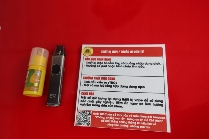 Thuốc lá điện tử thời gian vừa qua đã tạo nên một trào lưu sử dụng trong giới trẻ. Nhiều bậc phụ huynh thậm chí đã còn chấp nhận cho con em sử dụng mà không hề hay biết những hệ luỵ biến tướng vô cùng nguy hiểm. Trong ảnh là một thiết bị thuốc lá điện tử sử dụng tinh dầu có chứa ma tuý cần sa, ma tuý tổng hợp gây ra những hệ luỵ nghiêm trọng đối với sức khoẻ thể chất, sức khoẻ tinh thần của thế hệ trẻ