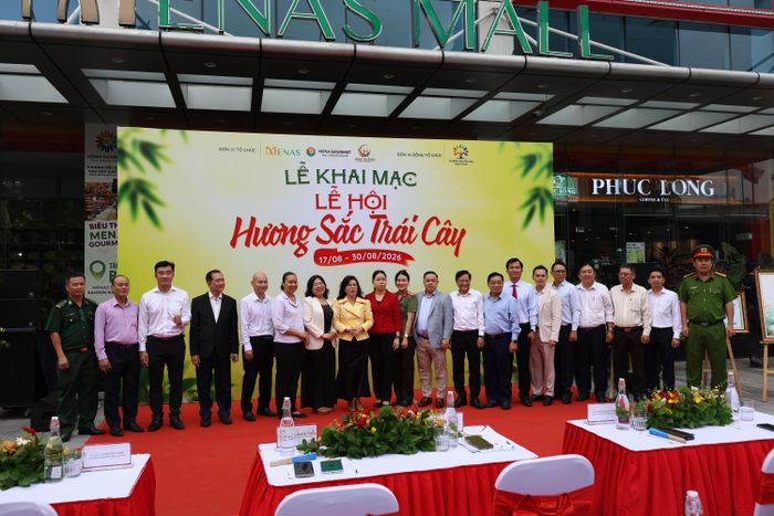 Đại biểu chụp ảnh lưu niệm tại Lễ khai mạc Lễ Hội hương sắc Trái cây