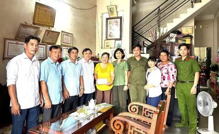 Công an phường Thuận giao trao tặng quà cho các hoàn cảnh khó khăn và neo đơn