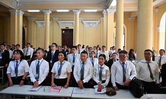 Luật sư và những người tham dự phiên xử