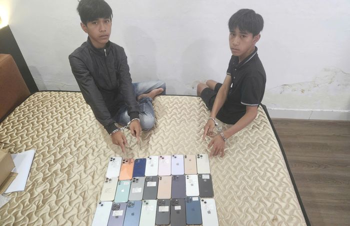 Trần Nhật Trung và Trần Nhật Quốc cùng tang vật vụ trộm.