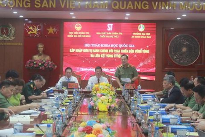 TS Trần Văn Tuấn, Bí thư Đảng ủy, Hiệu trưởng Trường Đại học An ninh nhân dân phát biểu tại hội thảo
