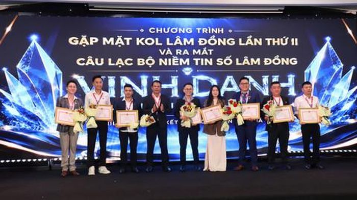 Ban Giám đốc Công an tỉnh Lâm Đồng trao giấy khen của Giám đốc Công an tỉnh cho 20 KOL tiêu biểu trên địa bàn