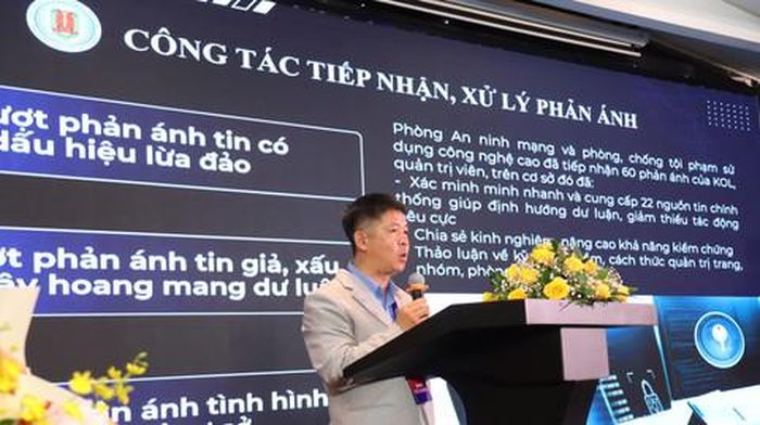 Đại tá Vũ Hoàng Anh - Trưởng phòng An ninh mạng và phòng, chống tội phạm sử dụng công nghệ cao (PA05) Công an tỉnh Lâm Đồng thông qua báo cáo tóm tắt kết quả triển khai mô hình "Không gian số Lâm Đồng an toàn, lành mạnh” sau một năm vận hành trên địa bàn 