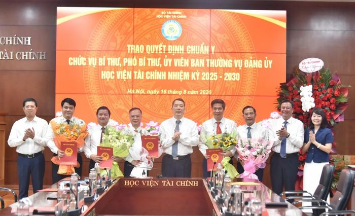 Lãnh đạo Bộ Tài chính trao các quyết định về công tác cán bộ tại Học viện Tài chính.