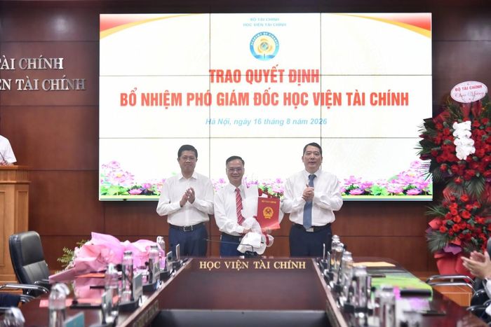  PGS.TS Nguyễn Lê Cường (giữa) nhận Quyết định bổ nhiệm làm Phó Giám đốc Học viện Tài chính.