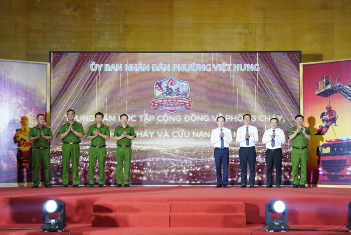 Lãnh đạo Bộ Công an, Công an thành phố Hà Nội và phường Việt Hưng thực hiện nghi thức ra mắt Trung tâm học tập cộng đồng về PCCC và CNCH phường Việt Hưng.