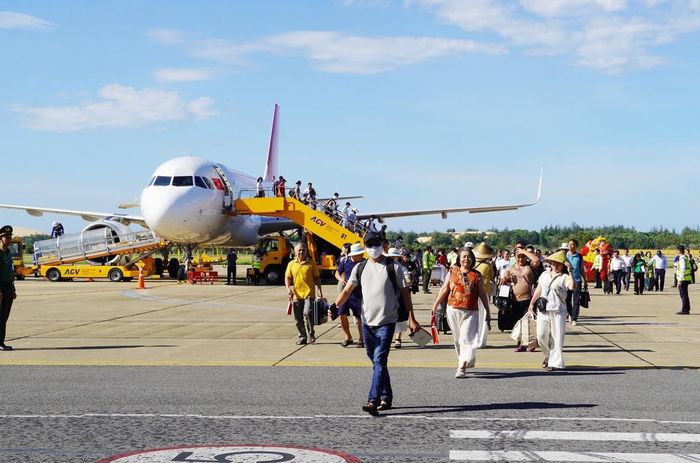  Những hành khách đầu tiên trên chuyến bay từ Cam Ranh- Đồng Hới của Sun PhuQuoc Airways 