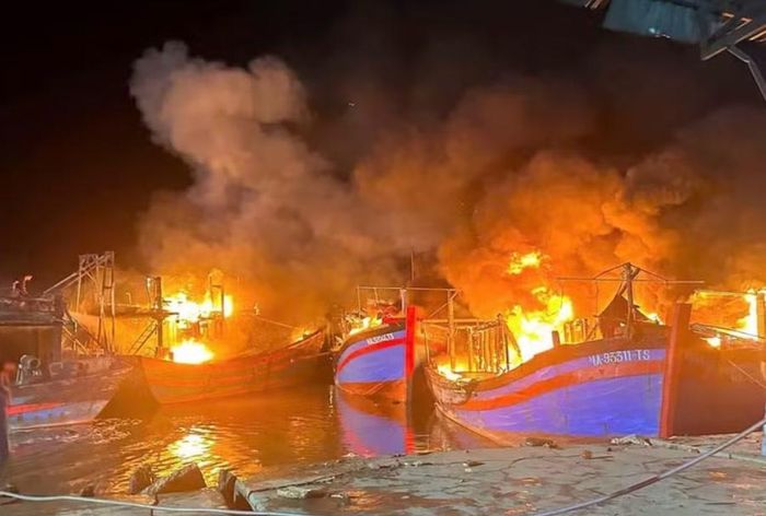 Hiện trường vụ cháy 5 tàu cá ở xã Quỳnh Phú gây thiệt hại lớn cho ngư dân.