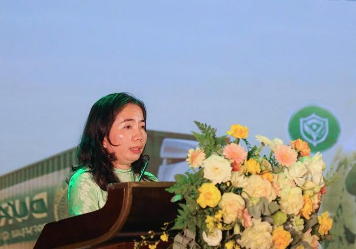 Phó Giám đốc Sở Nông nghiệp và Môi trường Đặng Thị Thủy trình bày báo cáo chuyên đề.