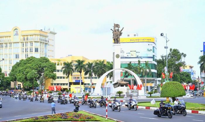  Đoàn mô tô và xe cổ diễu hành trên các tuyến phố tại lễ hội sầu riêng Đăk Lăk 2026. ảnh Phú Cường 