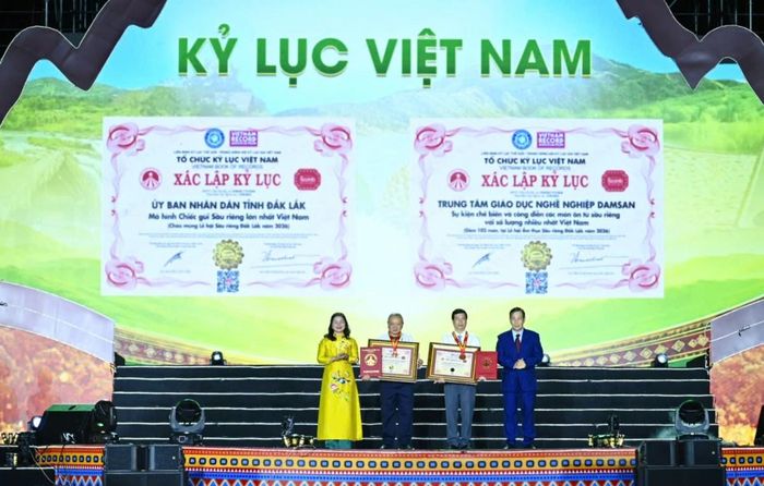 Hình ảnh xác lập kỷ lục của mô hình gùi sầu riêng lớn nhất Việt Nam và sự kiện chế biến và công diễn các món ăn từ sầu riêng quy tụ đông đảo người tham gia nhất. ảnh Phú Cường