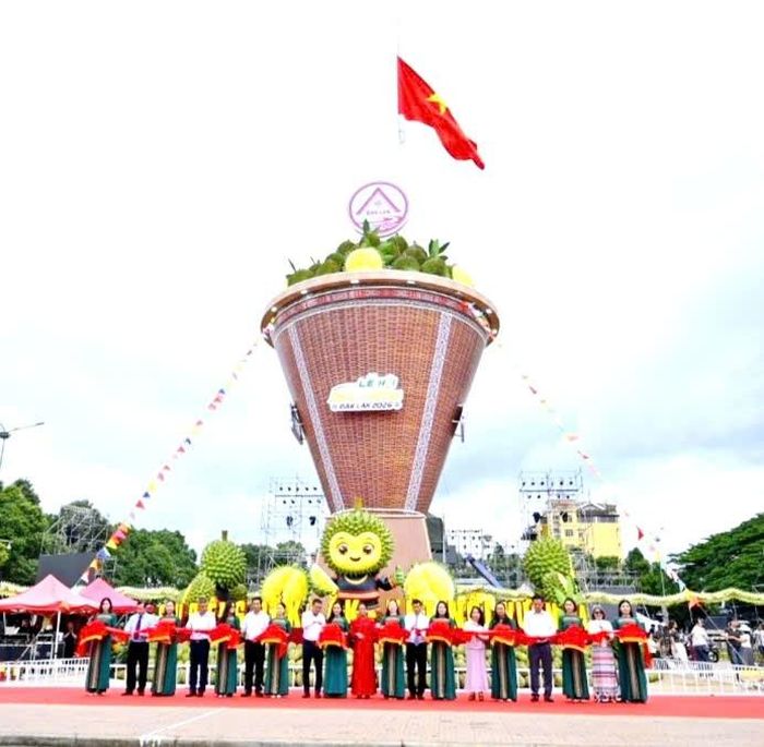  Mô hình gùi sầu riêng kỷ lục và lễ cắt băng khai trương không gian check-in mô hình gùi sầu riêng. ảnh Phú Cường 