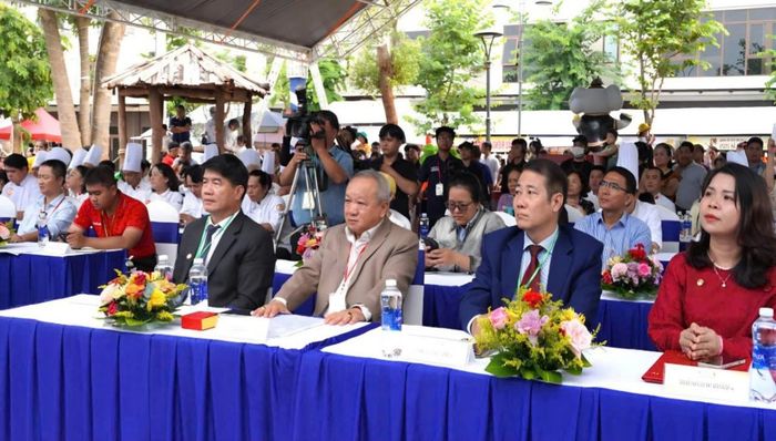 Các đại biểu thực hiện nghi thức khai mạc Lễ hội Ẩm thực Sầu riêng Đắk Lắk năm 2026.