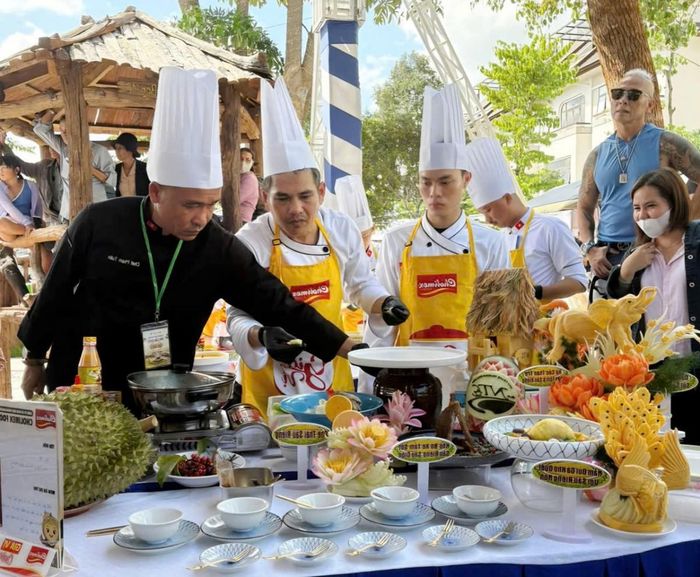 Các đầu bếp trình diễn chế biến các món ăn từ sầu riêng Đắk Lắk.