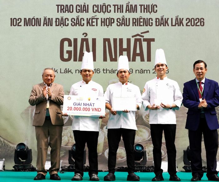 Ban Tổ chức trao giải Nhất Cuộc thi Ẩm thực Sầu riêng Đắk Lắk năm 2026.