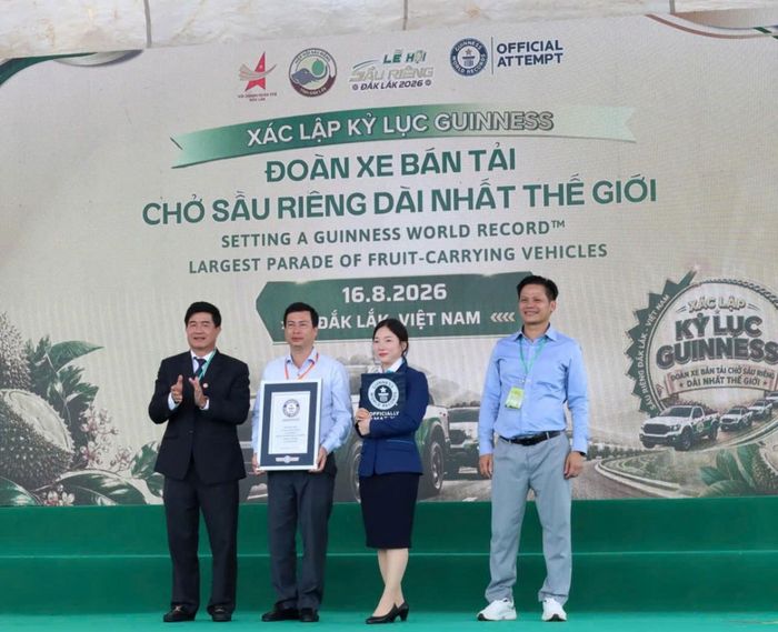  Đại diện Guinness World Records trao chứng nhận kỷ lục “Đoàn xe bán tải chở sầu riêng dài nhất thế giới” cho Ban Tổ chức.