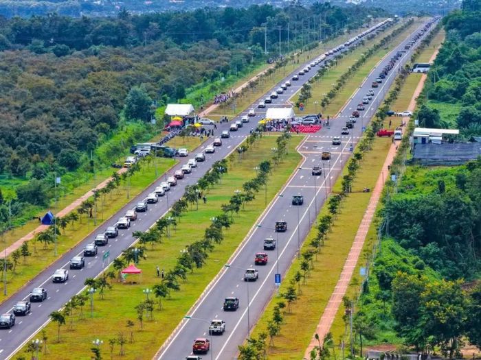  Đoàn xe bán tải chở sầu riêng diễu hành trên đường Võ Nguyên Giáp, tạo dấu ấn ấn tượng tại sự kiện xác lập kỷ lục Guinness. 