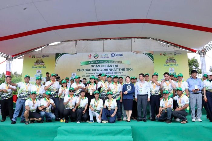 Đại diện Guinness World Records trao chứng nhận kỷ lục “Đoàn xe bán tải chở sầu riêng dài nhất thế giới” cho Ban Tổ chức.