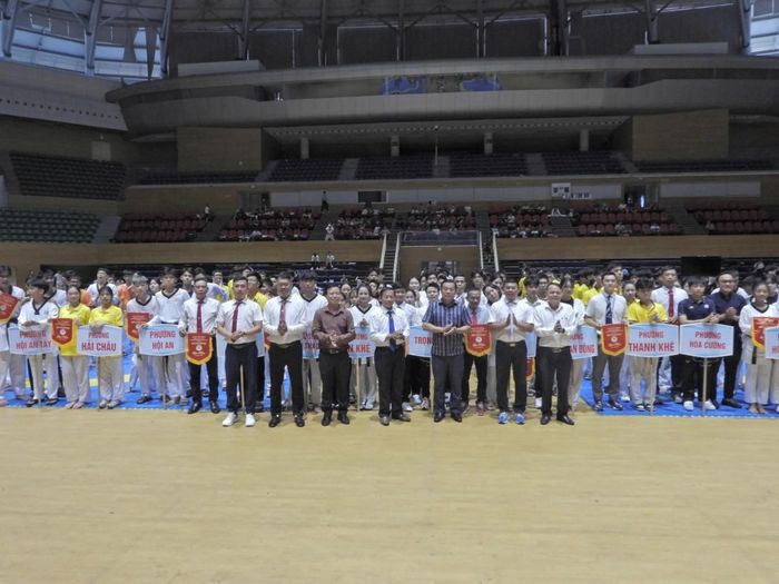 Các vận động viên nhận hoa, cờ và động viên tinh thần từ lãnh đạo thành phố Đà Nẵng. (Ảnh: Quốc Phi)