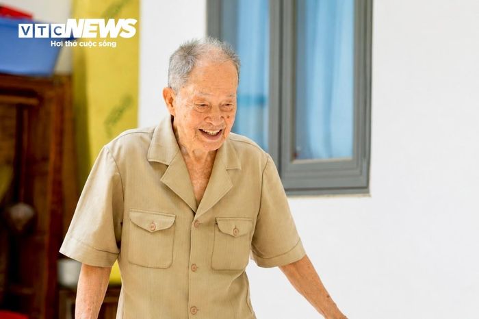 Ở tuổi 98, huyền thoại tình báo Tư Cang sắp có một trải nghiệm đặc biệt - hòa vào dòng người ở Ba Đình, chứng kiến Bác Hồ đọc Tuyên ngôn Độc lập.