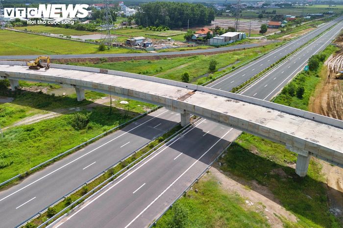 Trước đó, ngày 4/8, Phó Bí thư Thành ủy Đồng Nai Võ Tấn Đức kiểm tra thực tế và làm việc với các đơn vị liên quan về tiến độ thi công, giải phóng mặt bằng các dự án Vành đai 3 TP.HCM.