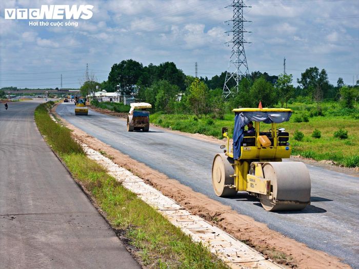 Dự án có điểm đầu kết nối với cao tốc Bến Lức - Long Thành, điểm cuối tại mố B cầu Nhơn Trạch, tổng mức đầu tư 2.584 tỷ đồng, được khởi công từ ngày 18/6/2023.
