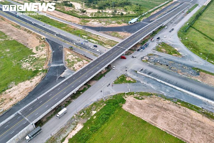 Tại hạng mục cầu vượt qua ĐT25C, các đơn vị thi công đang hoàn thiện những phần việc cuối cùng. Tuy nhiên, đường dẫn phía dưới dạ cầu và khu vực nút giao với cao tốc Bến Lức - Long Thành chưa hoàn thiện nên khu vực này vẫn được rào chắn, chưa cho phương tiện lưu thông nhằm bảo đảm an toàn và phục vụ thi công.