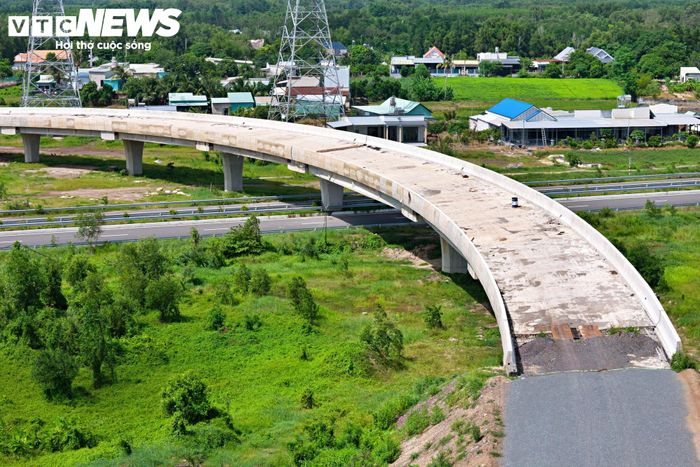 Trong số các gói thầu, 2 gói thầu cơ bản hoàn thành. Riêng gói thầu xây lắp số 26 đang chậm tiến độ. Chủ đầu tư đã làm việc với nhà thầu chính, đồng thời bổ sung thêm nhà thầu phụ để đẩy nhanh thi công.
